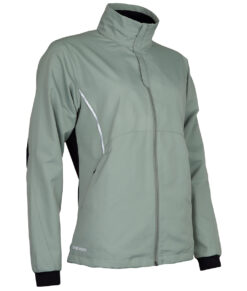 Ljusgrön vind- och vattentät träningsjacka Selva för dam i en studio med vit bakgrund. Jackan visas snett framifrån.