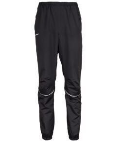 Svarta vind- och vattentäta träningsbyxor Selva för herr i en studio med vit bakgrund. Byxorna visas framifrån.