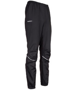 Svarta vind- och vattentäta träningsbyxor Selva för herr i en studio med vit bakgrund. Byxorna visas snett framifrån.