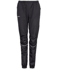 Svarta vind- och vattentäta träningsbyxor Selva för dam i en studio med vit bakgrund. Byxorna visas framifrån.