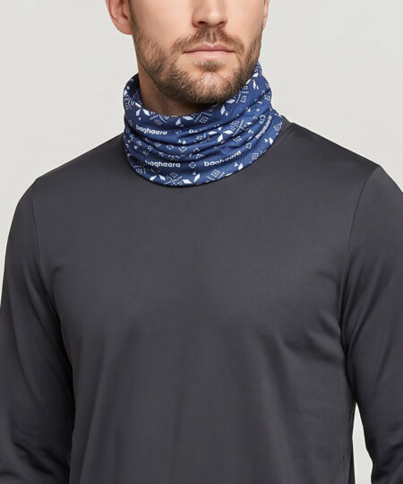 Manlig modell visar en blå Dalecarlianmönstrad tube i en studio med ljusgrå bakgrund. Modellen står framifrån.