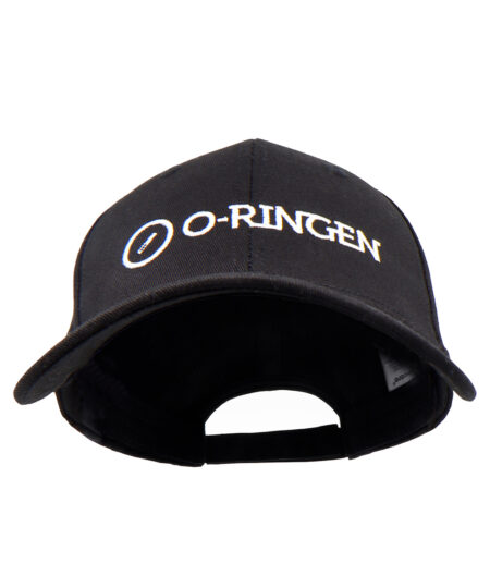 Svart keps med vit o-ringen logo i unisexmodell. Kepsen syns framifrån i studio med vit bakgrund.