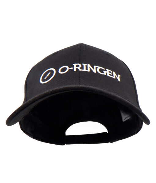 Svart keps med vit o-ringen logo i unisexmodell. Kepsen syns framifrån i studio med vit bakgrund.