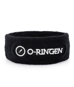 Svart pannband med vit o-ringen logo. Pannbandet visas framifrån i en studio med vit bakgrund.