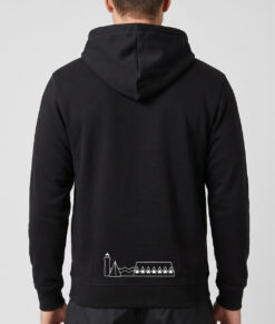 Manlig modell visar en svart hoodie o-ringen göteborg 2026. Modellen står bakifrån mot ljusgrå bakgrund.
