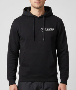 Manlig modell visar en svart hoodie med en vit o-ringen göteborg 2026 logo på bröstet. Modellen står framifrån mot ljusgrå bakgrund.