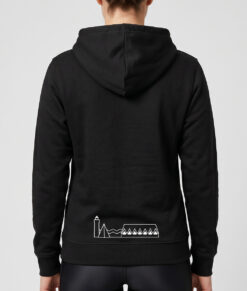 Kvinlig modell visar en svart hoodie o-ringen göteborg 2026. Modellen står bakifrån mot ljusgrå bakgrund.