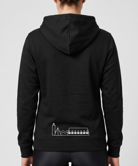 Kvinlig modell visar en svart hoodie o-ringen göteborg 2026. Modellen står bakifrån mot ljusgrå bakgrund.