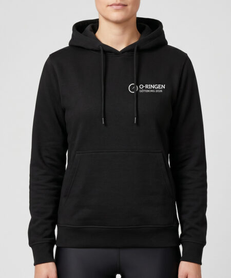 Kvinlig modell visar en svart hoodie med en vit o-ringen göteborg 2026 logo på bröstet. Modellen står framifrån mot ljusgrå bakgrund.