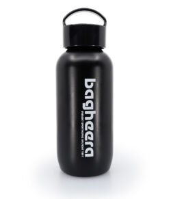 Svart sportflaska 650 ml med vit bagheera logga. Korken sitter på flaskan som visas i en studi mot en vit bakgrund.