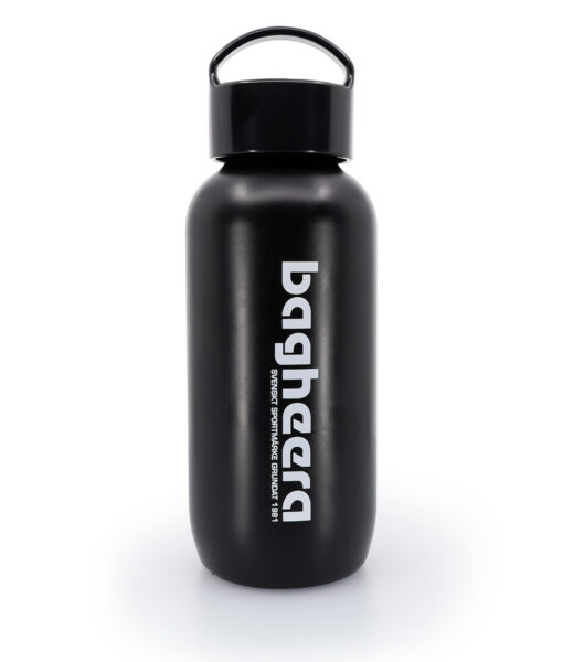 Svart sportflaska 650 ml med vit bagheera logga. Korken sitter på flaskan som visas i en studi mot en vit bakgrund.