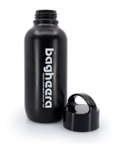 Svart sportflaska 650 ml med vit bagheera logga. Korken ligger bredvid flaskan som visas i en studi mot en vit bakgrund
