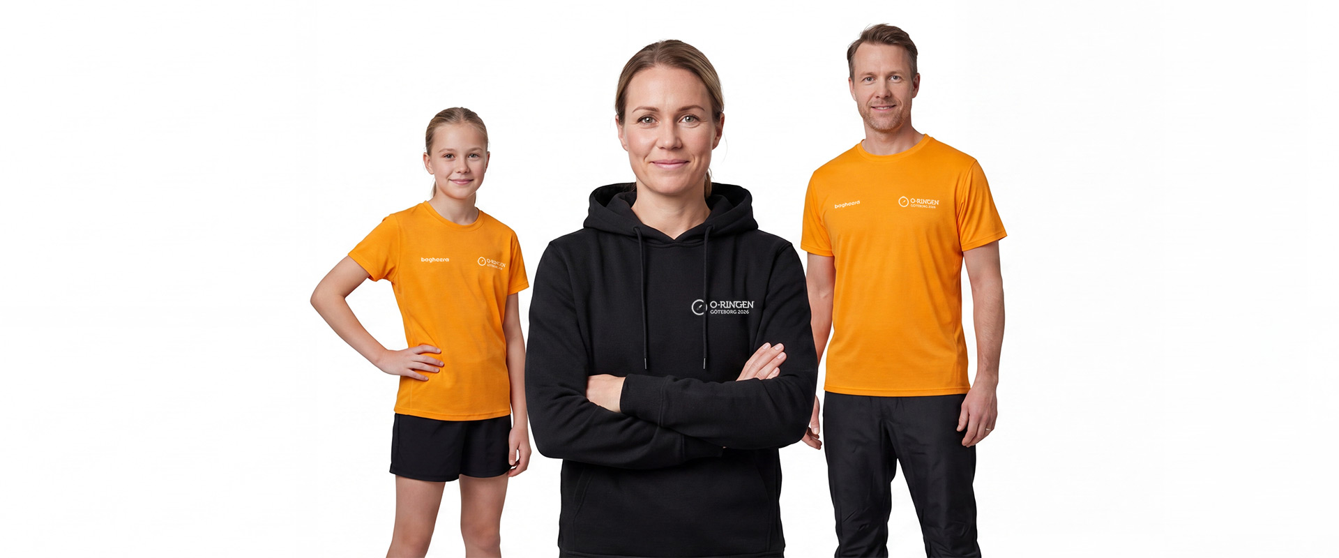 O-ringen 2026 Göteborg svart hoodie och orangea t-shirts. En familj har på sig hoodie och orangea t-shirts och står bredvid varandra i en studio med vit bakgrund.