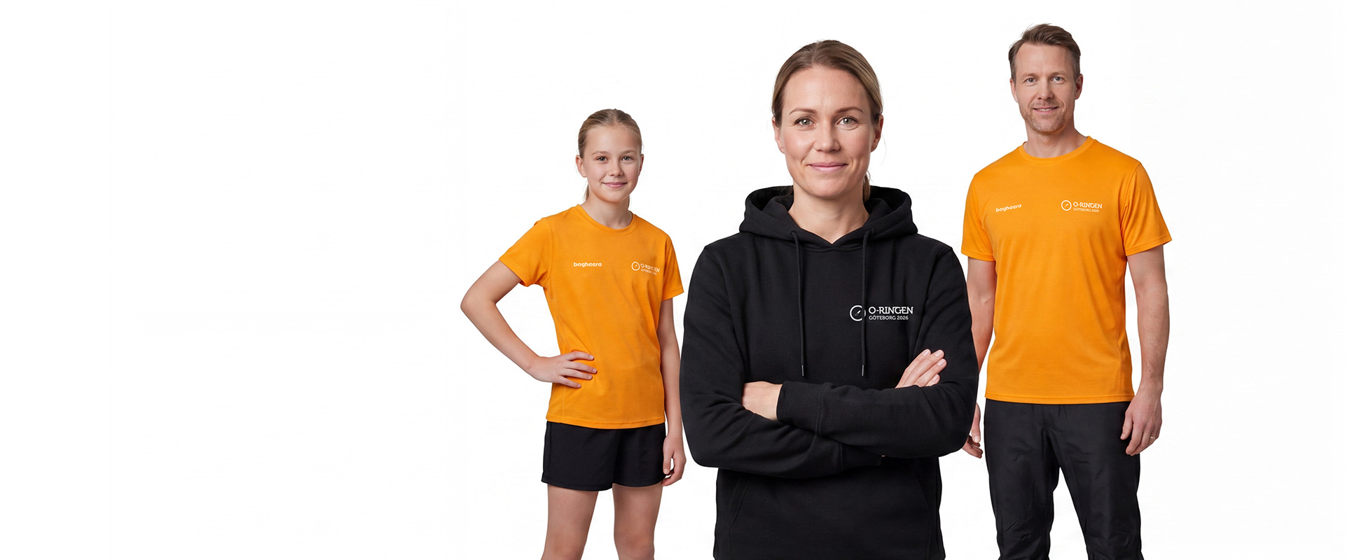 O-ringen 2026 Göteborg svart hoodie och orangea t-shirts. En familj har på sig hoodie och orangea t-shirts och står bredvid varandra i en studio med vit bakgrund.