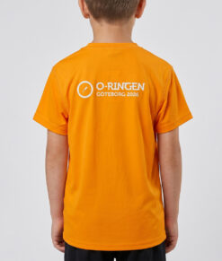 Orange t-shirt o-ringen 2026 göteborg. En 6 årig pojke visar tröjan bakifrån i en studio mot en ljusgrå bakgrund.