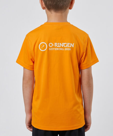 Orange t-shirt o-ringen 2026 göteborg. En 6 årig pojke visar tröjan bakifrån i en studio mot en ljusgrå bakgrund.