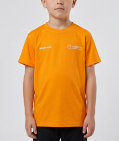 Orange t-shirt o-ringen 2026 göteborg. En 6 årig pojke visar tröjan framifrån i en studio mot en ljusgrå bakgrund.