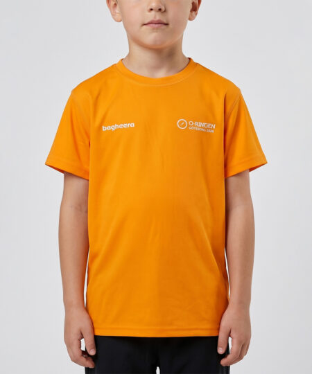 Orange t-shirt o-ringen 2026 göteborg. En 6 årig pojke visar tröjan framifrån i en studio mot en ljusgrå bakgrund.