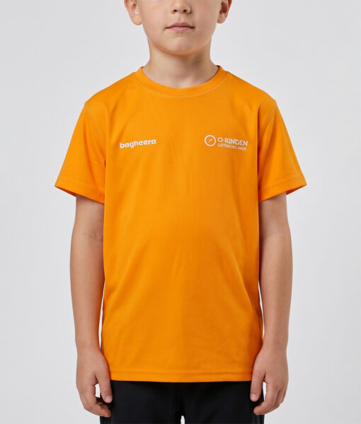 Orange t-shirt o-ringen 2026 göteborg. En 6 årig pojke visar tröjan framifrån i en studio mot en ljusgrå bakgrund.