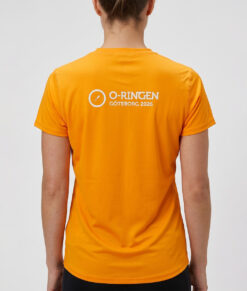 Orange t-shirt o-ringen 2026 göteborg. En kvinna visar tröjan bakifrån i en studio mot en ljusgrå bakgrund.