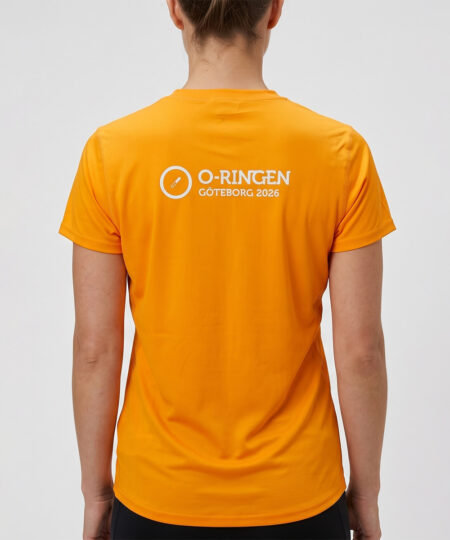 Orange t-shirt o-ringen 2026 göteborg. En kvinna visar tröjan bakifrån i en studio mot en ljusgrå bakgrund.