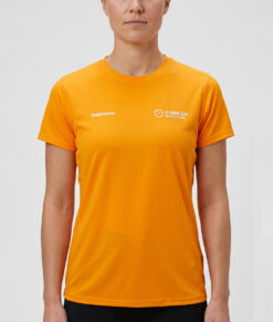 Orange t-shirt o-ringen 2026 göteborg. En kvinna visar tröjan framifrån i en studio mot en ljusgrå bakgrund.