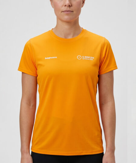 Orange t-shirt o-ringen 2026 Gothenburg. A woman shows the shirt from the front in a studio against a light gray background. 