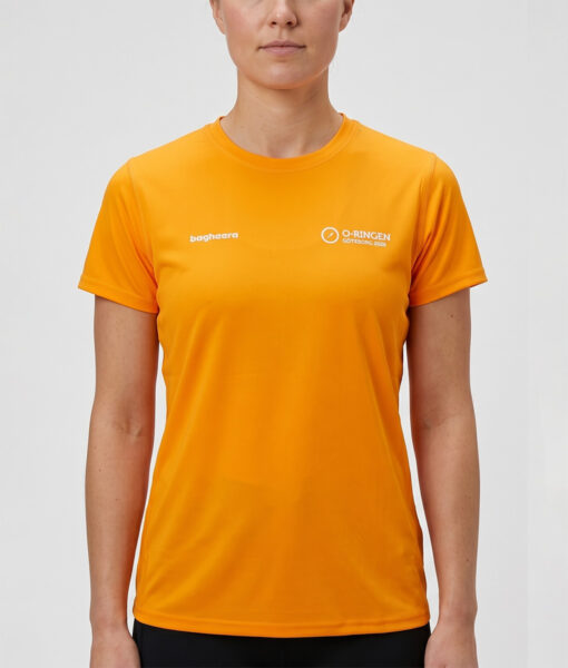 Orange t-shirt o-ringen 2026 göteborg. En kvinna visar tröjan framifrån i en studio mot en ljusgrå bakgrund.
