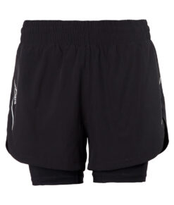 Svarta korta tränings shorts med tights i. 2-IN-1_SHORTS. Visas framifrån i en studio med vit bakgrund.