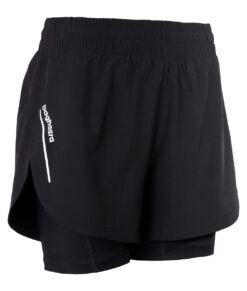 Svarta korta tränings shorts med tights i. 2-IN-1_SHORTS. Visas snett framifrån i en studio med vit bakgrund.