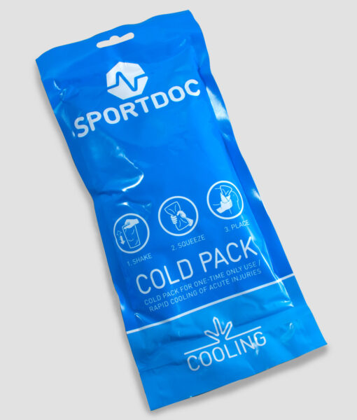 En blå påse Sportdoc cold pack. Kylpåsen visas framifrån mot ljusgrå bakgrund.