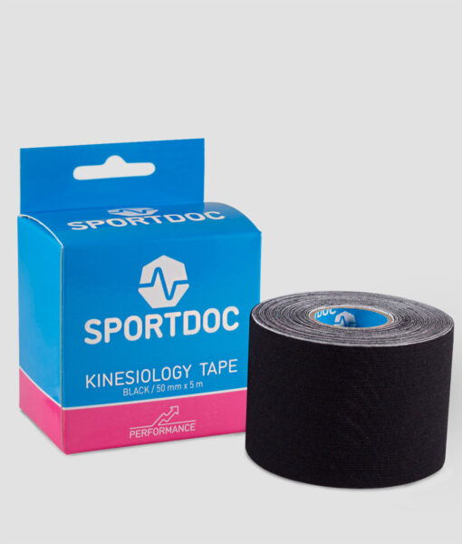 En rulle svartSportdoc kinesiology sporttape visas framför den tillhörande förpackningen. Tapen visas mot ljusgrå bakgrund.