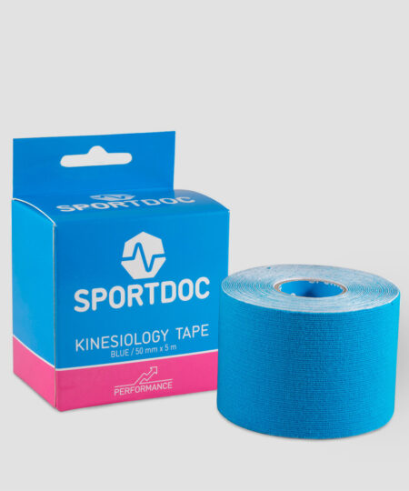 En rulle blå Sportdoc kinesiology sporttape visas framför den tillhörande förpackningen. Tapen visas mot ljusgrå bakgrund.