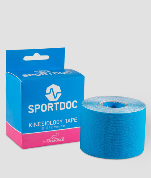 En rulle blå Sportdoc kinesiology sporttape visas framför den tillhörande förpackningen. Tapen visas mot ljusgrå bakgrund.
