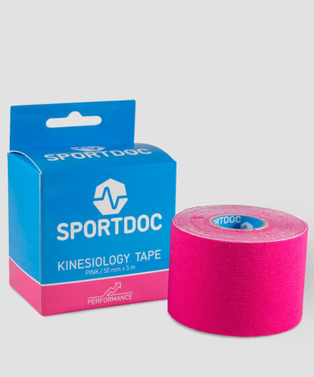 En rulle rosa Sportdoc kinesiology sporttape visas framför den tillhörande förpackningen. Tapen visas mot ljusgrå bakgrund.