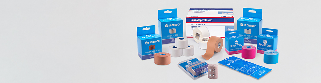 Samlingsbild med produkter från Leukotape och sportdoc. Tape bandage och cold pack. Samlingen visas på en ljusgrå bakgrund.