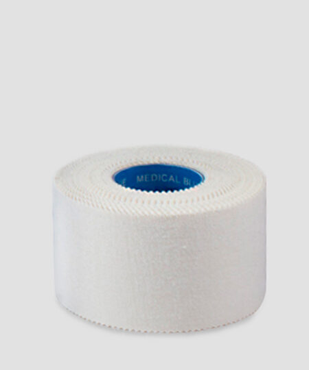 En rulle vit Sportdoc medical blue 38mm sporttape. Tapen visas snett från sidan mot ljusgrå bakgrund.