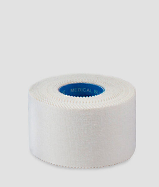 En rulle vit Sportdoc medical blue 38mm sporttape. Tapen visas snett från sidan mot ljusgrå bakgrund.
