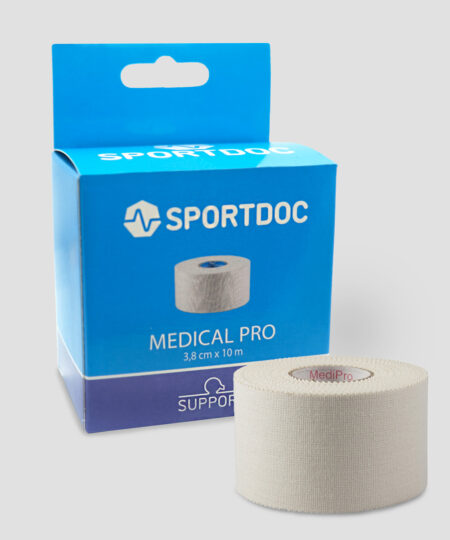 En rulle vit Sportdoc medical pro sporttape visas framför den tillhörande förpackningen. Tapen visas mot ljusgrå bakgrund.