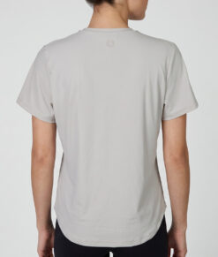 Kvinlig modell visar en vit Bagheera t-shirt . Modellen visas bakifrån i en studio mot en ljusgrå bakgrund.