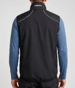 Manlig modell visar en svart fleece väst Modellen visar västen bakifrån i en studio med ljusgrå bakgrund.