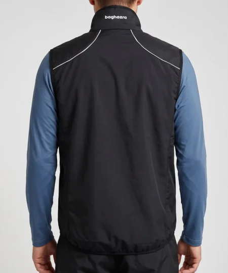 Manlig modell visar en svart fleece väst Modellen visar västen bakifrån i en studio med ljusgrå bakgrund.