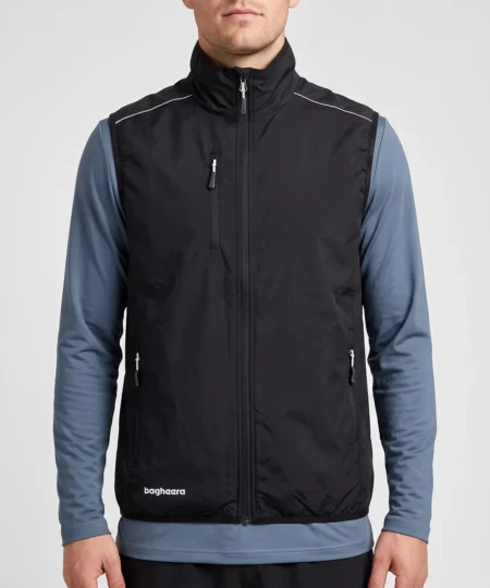Manlig modell visar en svart fleece väst Modellen visar västen framifrån i en studio med ljusgrå bakgrund.