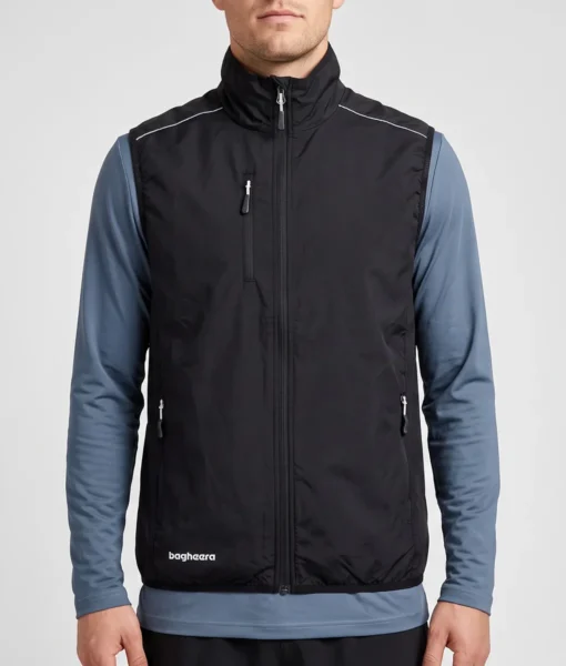 Manlig modell visar en svart fleece väst Modellen visar västen framifrån i en studio med ljusgrå bakgrund.