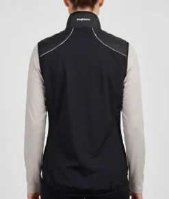 Kvinlig modell visar en svart fleece väst Modellen visar västen bakifrån i en studio med ljusgrå bakgrund.