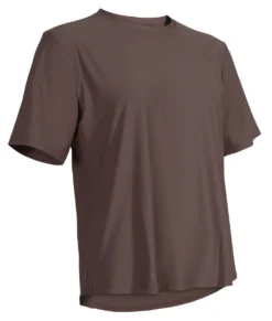 Brun tränings t-shirt med lite lösare passform. T-shirten visas snett framifrån i en studio med vit bakgrund.