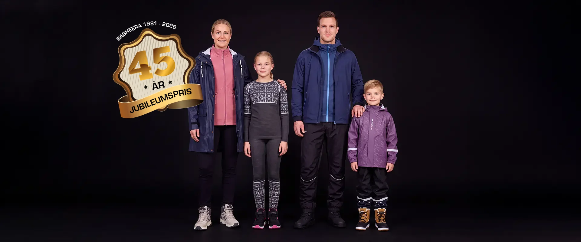 Bagheera fyller 45. Det vill vi fira med jubileumspriser på utvalda produkter. Familj visar produkterna i kampanjen mot en svart studiobakgrund.