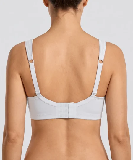 Kvinlig modell visar en vit bh med formpressade kupor och meshdetaljer. Modellen visar bhn bakifrån i en studio med ljusgrå bakgrund.