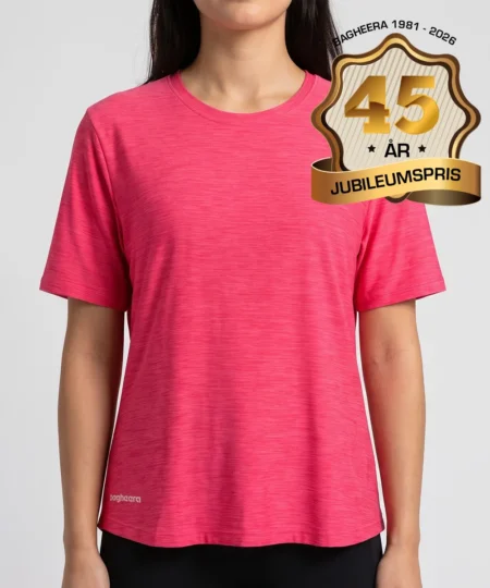 Kvinlig modell visar en ceriserosa Melange tränings t-shirt med lös passform. Modellen visar t-shirten framifrån i en studio med ljusgrå bakgrund.
