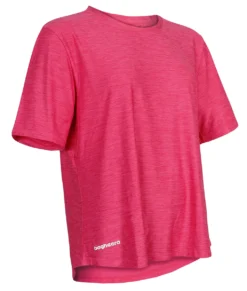 Ceriserosa Melange tränings t-shirt med lös passform. T-shirten visas snett framifrån i en studio med vit bakgrund.